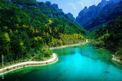 Fototapeta Naklejka Na Ścianę i Meble -  lake in the mountains Green mountains, bright skies, blue rivers, and small streets. The popular tourist attractions, travel landscapes and destinations of Zhangjiajie, China.