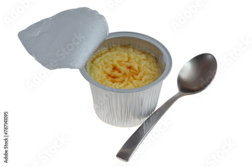 Pot en aluminium de riz au lait industriel ouvert vu de dessus avec une cuillère sur fond blanc