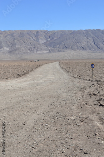 Estrada no meio do Deserto do Atacama