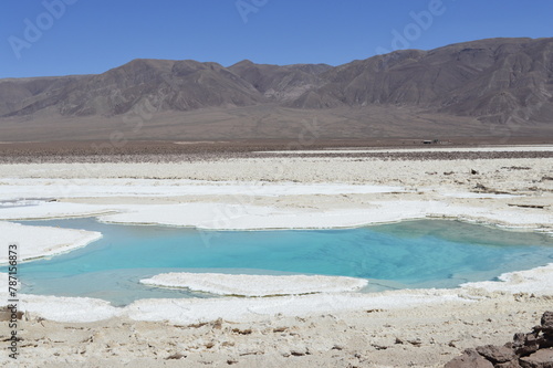 Lagoa azul de sal no meio do deserto do Atacama