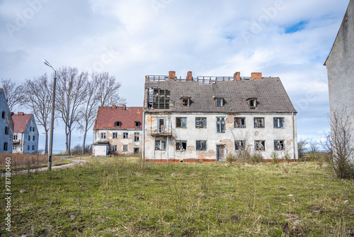 Ruinen und zerfallene Häuser auf der ehemals militärischen Halbinsel Wustrow an der Ostsee