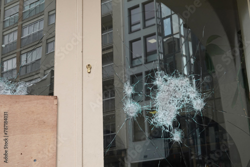 Vandalisme sur une vitrine de magasin dans la rue