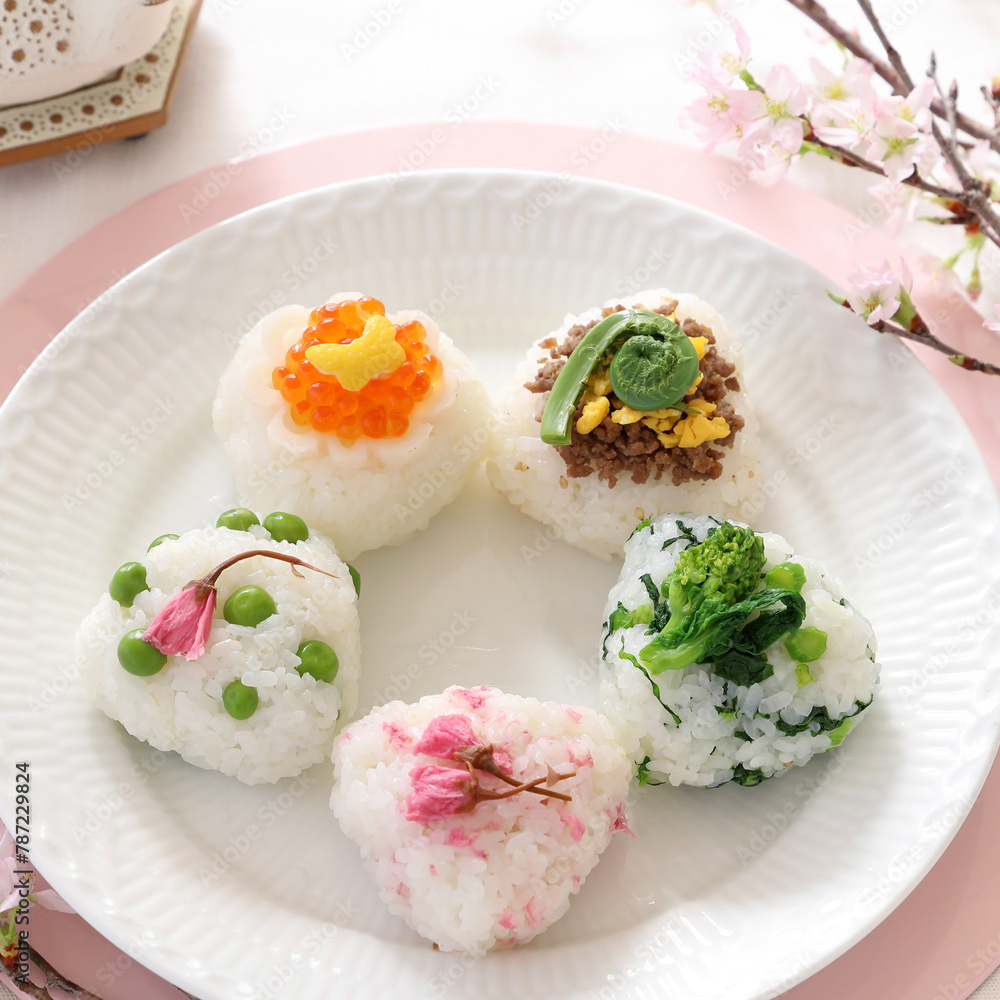 お皿の上の春の三角おにぎり 春のお花見おにぎり お皿の上の春の三角おにぎり 春のお花見おにぎり