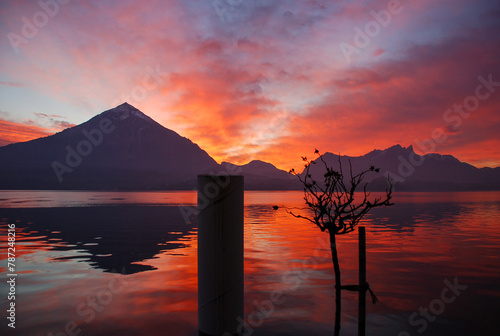 Sonnenuntergang über dem Thunersee mit Niesen