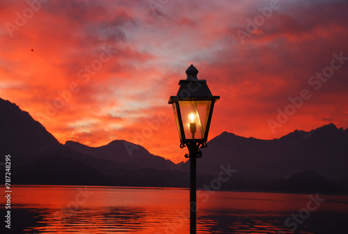 Sonnenuntergang über dem Thunersee mit Niesen