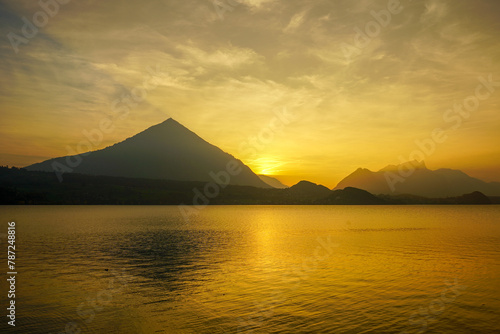 Sonnenuntergang über dem Thunersee mit Niesen