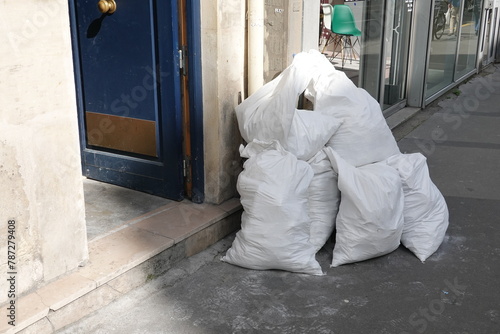 Sacs de gravats dans la rue