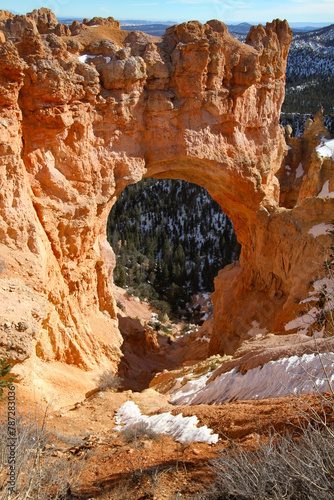 photograph of beautiful arch formation amoung the hoodoos fo Bryce Canyon national park in Utah