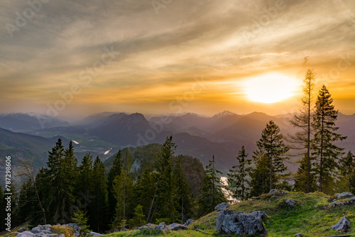 Cuadro en lienzo Sunset Over Ebbs: Stunning Alpine View with Majestic Mountains and Lush Forests