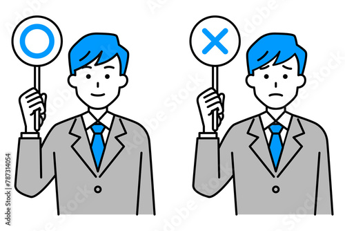 ○×マークを上げるスーツの男性