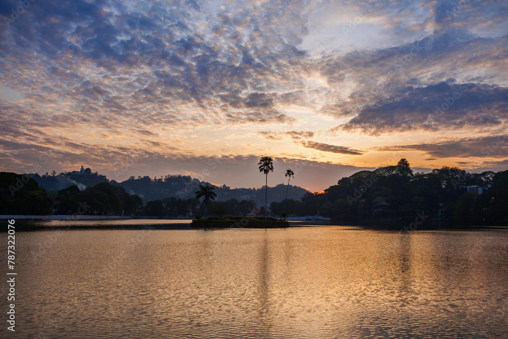 Naklejka premium Kandy Lake on sunset