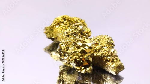 gold nugget spinning on the turntable and the reflection below