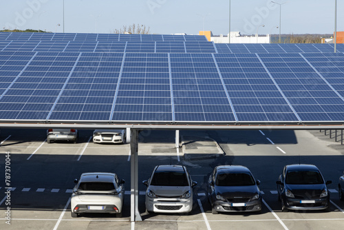 Installation de panneaux photovoltaïque sur le toit d'un parking photo