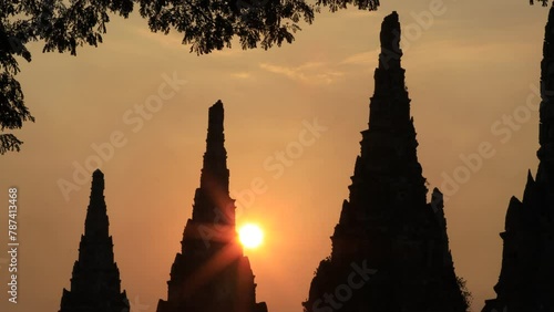 The background of the video is of the evening sun falling on an ancient ancient site in Ayutthaya, Thailand. Wat Chaiwatthanaram Wat Yai Chai Mongkol It is ancient and worth studying its history.