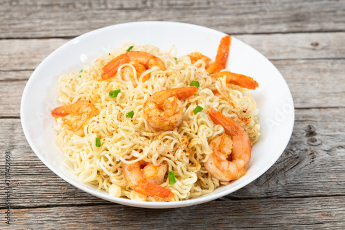Instant noodle with shrimps and onion