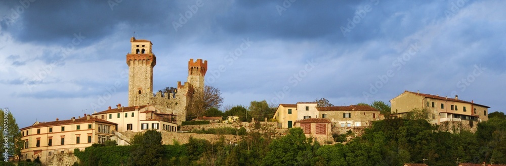 Italia, opera dell'architettura, antico borgo fortificato Castello di Nozzano, Lucca, Toscana