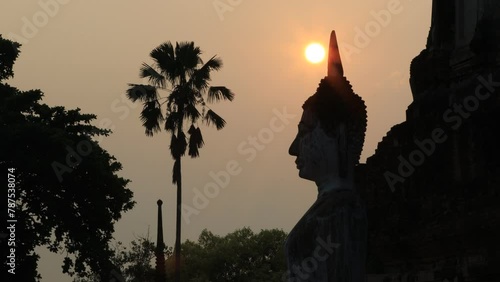 The background of the video is of the evening sun falling on an ancient ancient site in Ayutthaya, Thailand. Wat Chaiwatthanaram Wat Yai Chai Mongkol It is ancient and worth studying its history.
