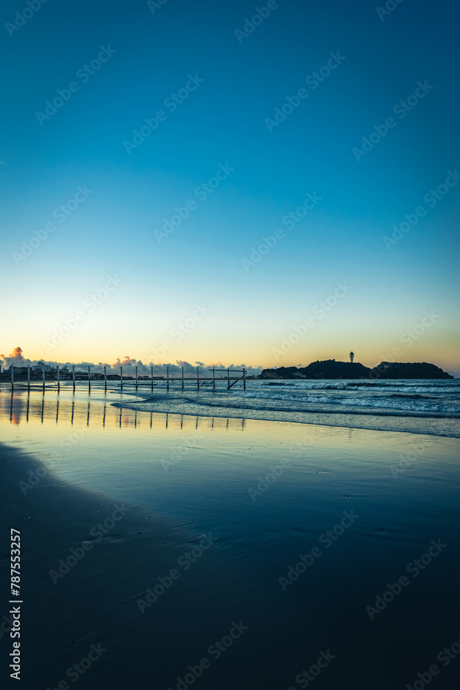 Fototapeta premium 湘南の白い杭と海と江ノ島