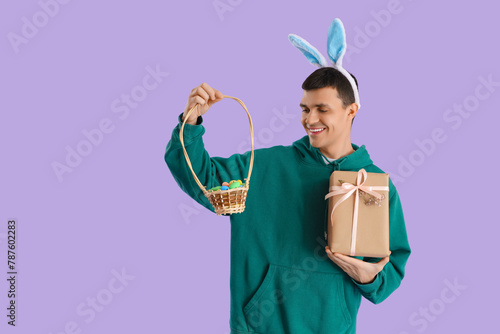 Happy young man in bunny ea...