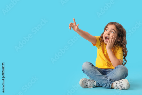 Shocked little girl pointin...