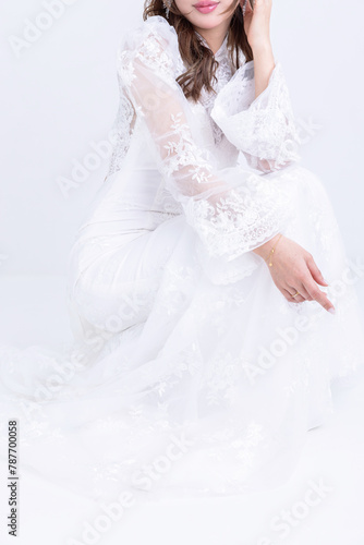白いタイトなドレスを着た女性　dress