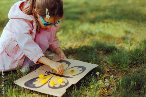 Obraz na płótnie Kid with a DIY Cardboard Spring Activity with Flowers