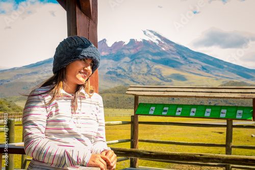 Hermosa mujer junto al volcán Cotopaxi, Ecuador