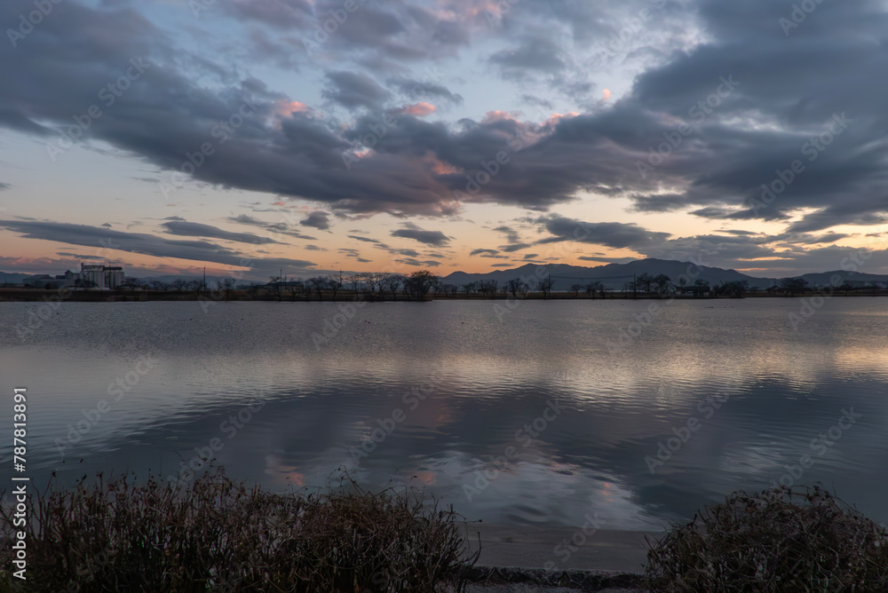 Obraz premium 小さな湖の夕暮れ 滋賀県草津市「平湖」
