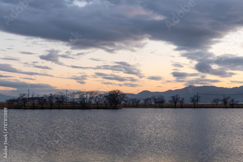 小さな湖の夕暮れ　滋賀県草津市「平湖」 © MTBS PHOTO