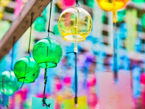 日本の初夏はガラス細工のカラフルな風鈴が心地よい音色を響かせます