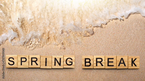 Canvastavla Summer break is shown using the text with wooden cubes on the sandbeach and seashore