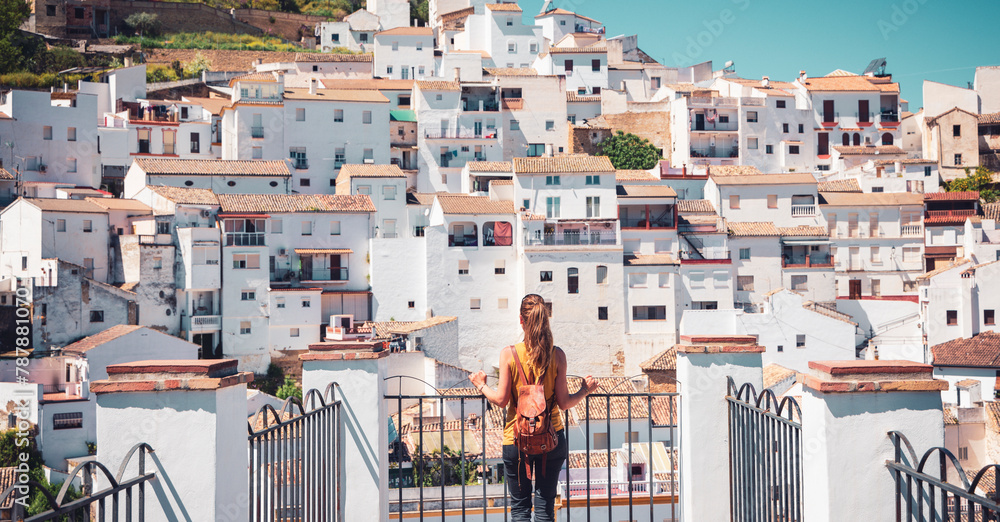 Φωτογραφία Woman tourist enjoying view of Setenil de las Bodegas white village in Spain