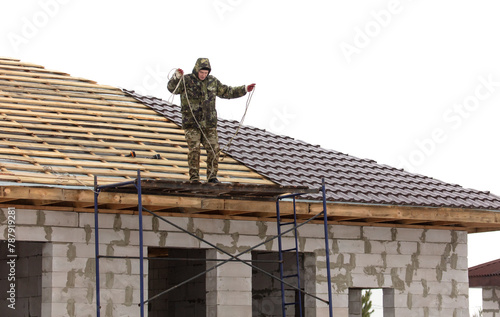 Wallpaper Mural Workers install tiles on the roof of a house in winter Torontodigital.ca