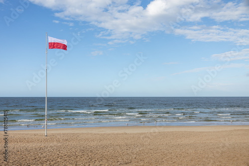 Polskie barwy narodowe, Polska flaga na tle nieba nad morzem. Bałtyk Kołobrzeg Zachodniopomorskie 