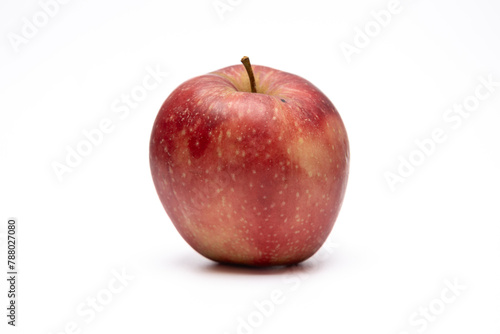 Czerwone dojrzałe jabłko na białym tle,