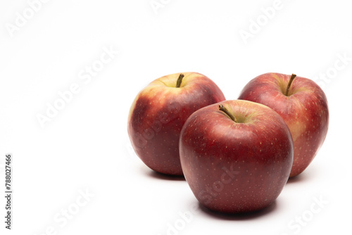 czerwone dojrzałe jabłka na białym tle. jabłko, makro, żółty, jabłek, owoc, czerwień, zieleń, lato, roślin 