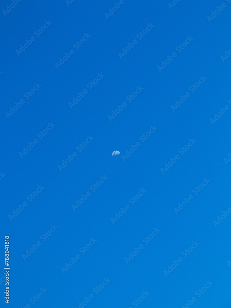 Luna isolata su cielo blue, Luna isolata su cielo blue,