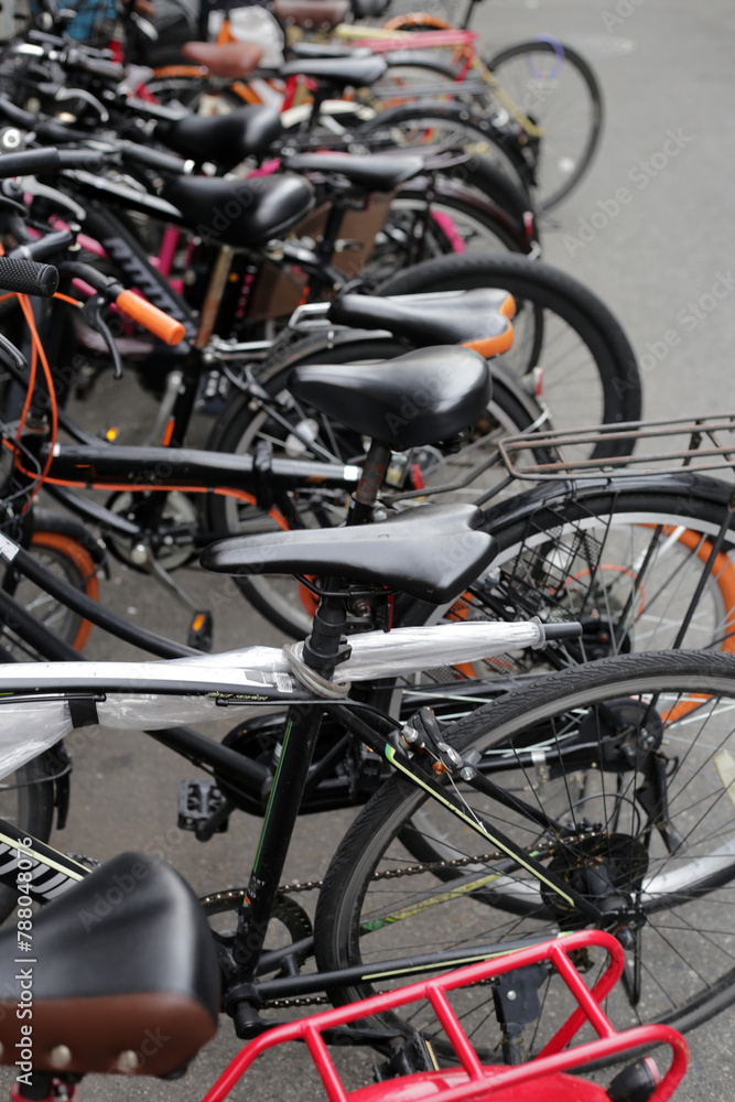 Obraz premium A group of bicycles lined up in a row on the sidewalk.