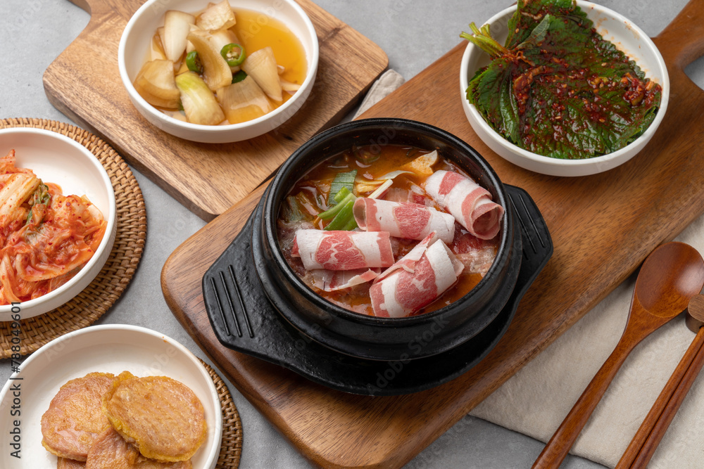 Samchi, fish, grilled, side dish, kimchi, perilla leaf, seasoned, beef, earthen pot, chopsticks, onion, soy sauce, wasabi, mackerel, flounder, Lim Yeonsoo, stew, pork belly, kalguksu,