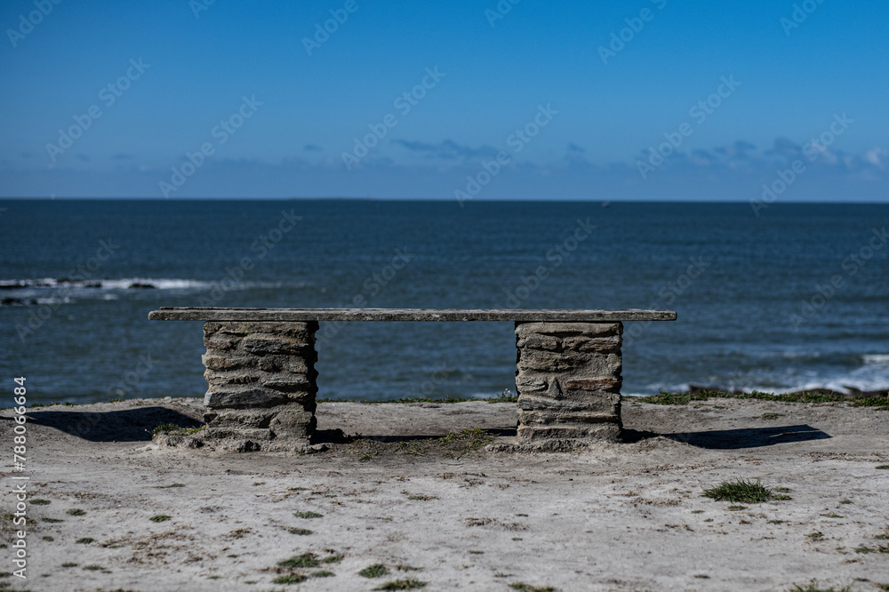 Le banc en pierre face à l'océan à Préfailles