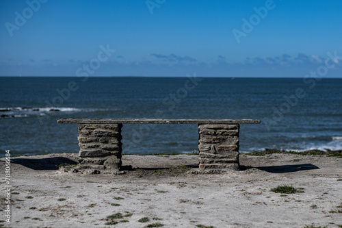 Le banc en pierre face à l'océan à Préfailles