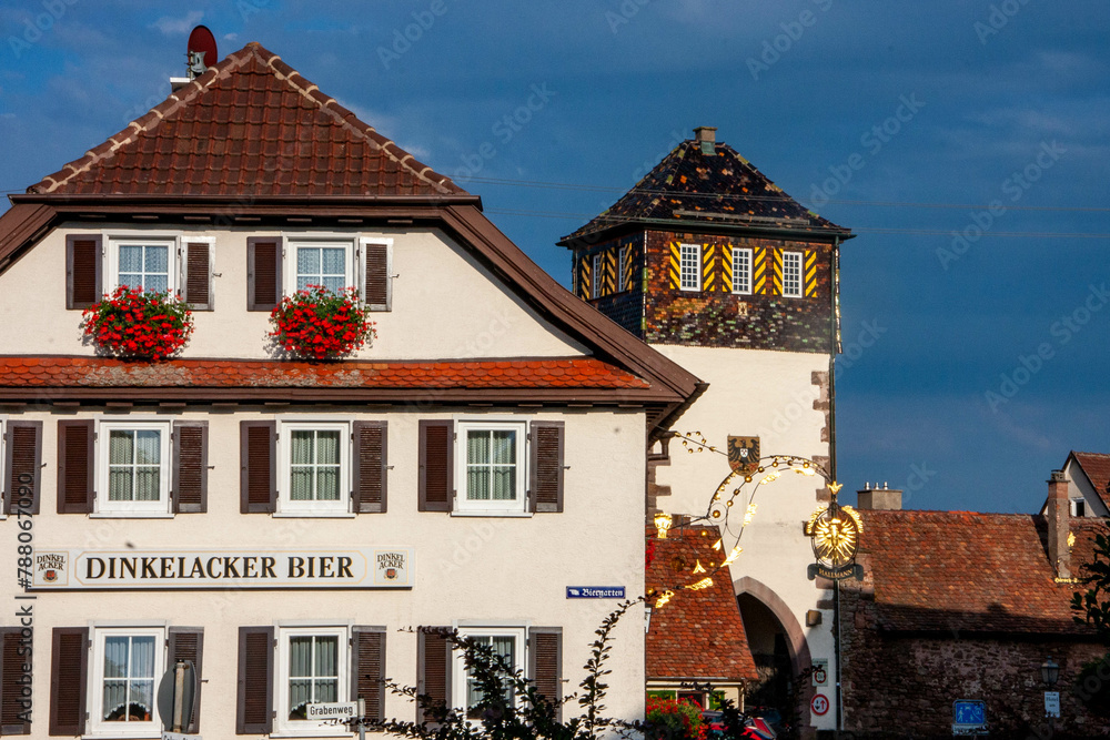 Obraz premium Ansicht des Calwer Tor Turm der Stadt Neubulach im Nordschwarzwald. Daneben das heute nicht mehr existierende Gasthaus Adler