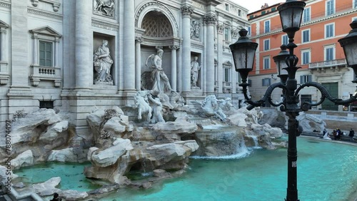 4 differenti clip aeree della Fontana di Trevi a Roma.
Un mix di riprese aeree della fontana da diverse angolazioni. photo
