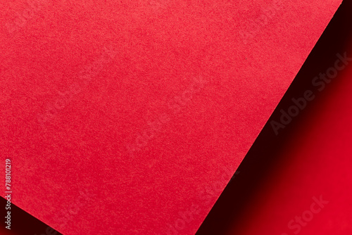 重なる赤い画用紙の背景