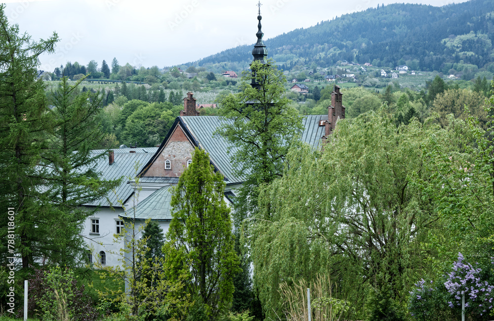 redniowieczne budynki Klasztoru Opactwa Cystersów w Szczyrzycu,
Wśród malowniczych wzgórz Beskidu Wyspowego nad rzeką Stradomką jest jedno z najstarszych w Polsce Opactwo w Strzyrzycu
