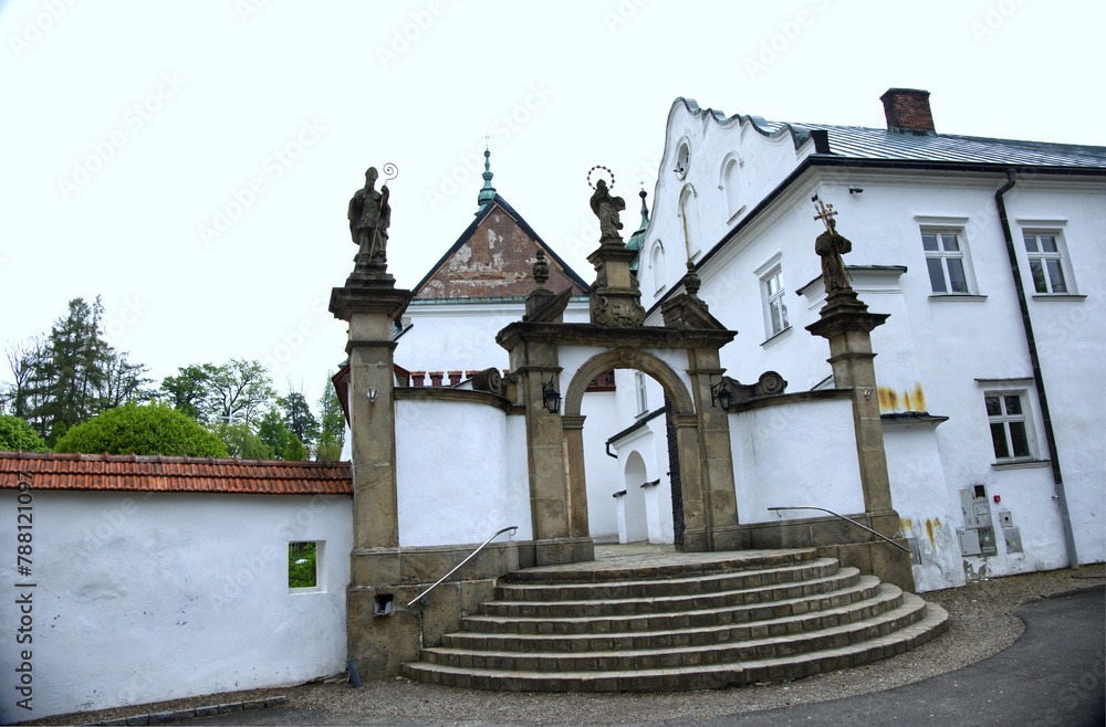 redniowieczne budynki Klasztoru Opactwa Cystersów w Szczyrzycu,
Wśród malowniczych wzgórz Beskidu Wyspowego nad rzeką Stradomką jest jedno z najstarszych w Polsce Opactwo w Strzyrzycu