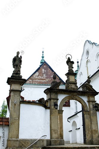 Obraz na płótnie redniowieczne budynki Klasztoru Opactwa Cystersów w Szczyrzycu,
Wśród malowniczych wzgórz Beskidu Wyspowego nad rzeką Stradomką jest jedno z najstarszych w Polsce Opactwo w Strzyrzycu w salonie