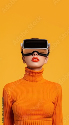 Une femme portant des lunettes de réalité virtuelle sur fond orange, image avec espace pour texte. © David Giraud