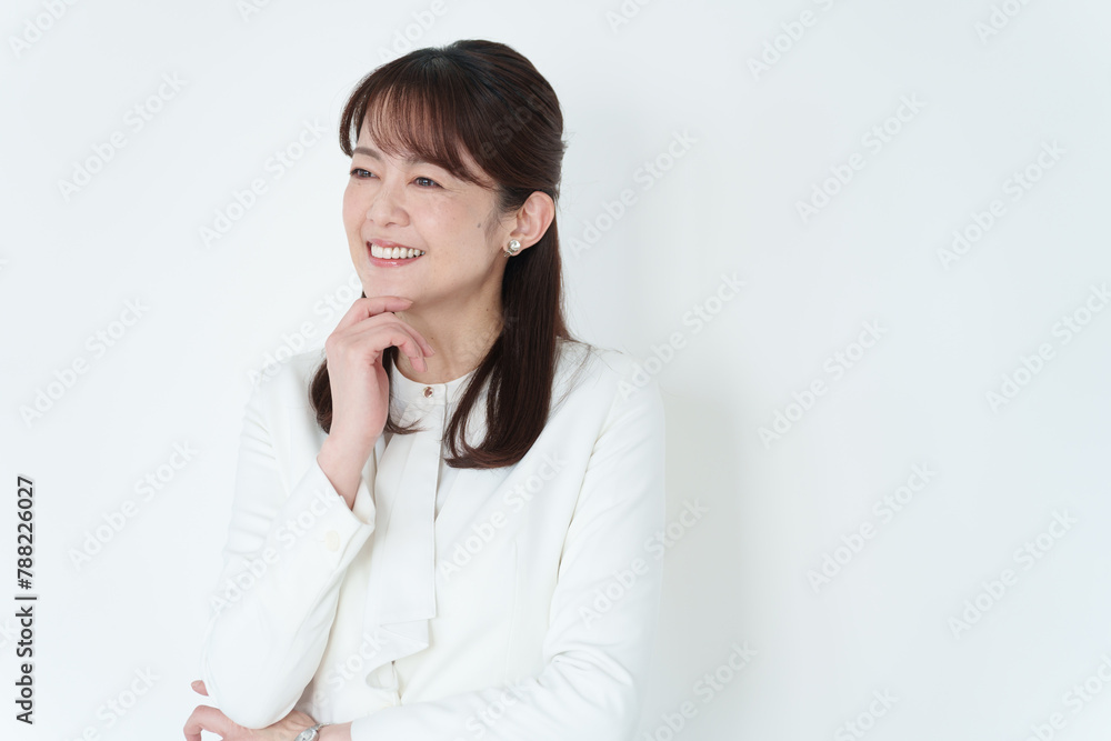 ビジネス・考えるミドル女性 ビジネス・考えるミドル女性