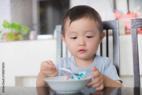 かき氷を食べる3歳児_男児